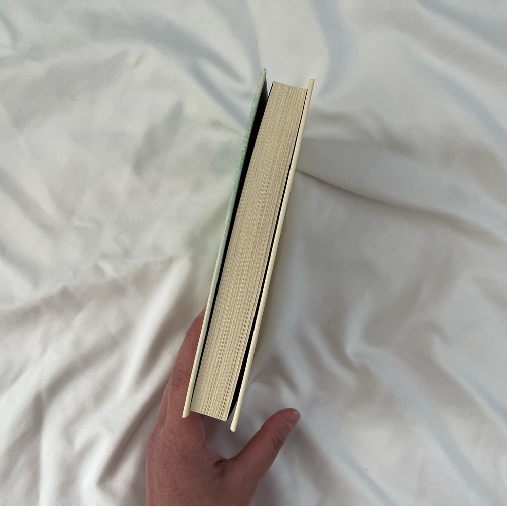 "the life-changing magic of tidying up" by Marie Kondo - Picture 4 of 7